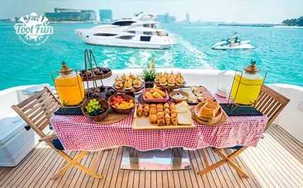 باقة إفطار على يخت في دبي